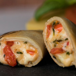 Empanada de TOMATE, QUESO Y ALBAHACA