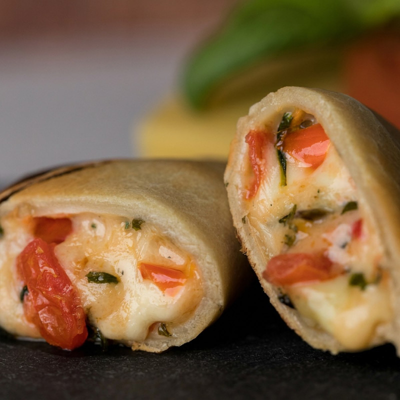 Empanada de TOMATE, QUESO Y ALBAHACA